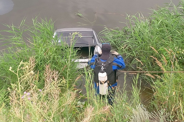 Водолазы обследовали затонувший автомобиль Водолазы обследовали затонувший автомобиль
